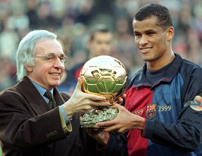 Rivaldo recibe el Balón de Oro del año 1999 de manos del periodista francés  Gerhard Ernault, de la revista France Football, organizadora del premio, en el Camp Nou antes del partido de liga que enfrentó al Barcelona FC contra el Racing de Santander.