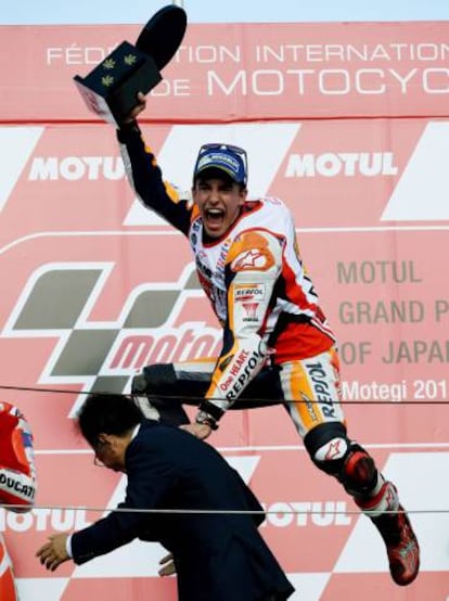 M&aacute;rquez celebra el triunfo en el podio.