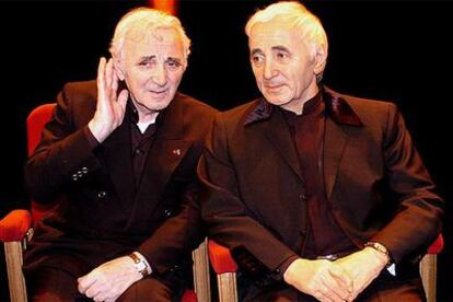 El cantante y actor Charles Aznavour bromea junto a una figura de cera que le representa.