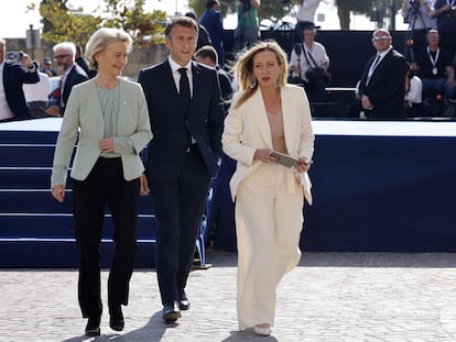 La presidenta de la Comisión Europea, Ursula von der Leyen, el presidente francés, Emmanuel Macron, y la primera ministra italiana, Giorgia Meloni, este viernes en la cumbre de países mediterráneos de Malta.