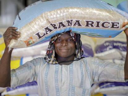 Un joven carga un saco de arroz en las instalaciones de la empresa Labana Rice, al noroeste de Nigeria.