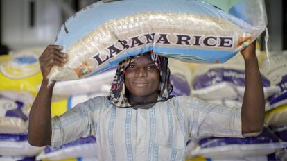 Un joven carga un saco de arroz en las instalaciones de la empresa Labana Rice, al noroeste de Nigeria.