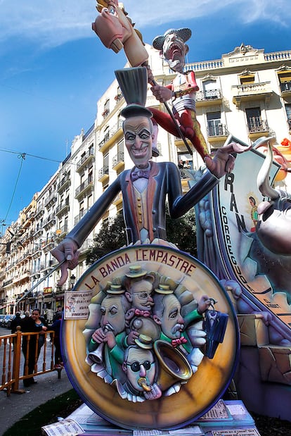 Ninot <i>La banda del empastre</i> que representa al presidente de la Generalitat, Francisco Camps tocando el bombo, donde se reflejan los casos de corrupción y aparecen El Bigotes, Carlos Fabra y Correa a la espera de la noche de la cremà.