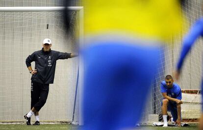 El seleccionador franc&eacute;s, Laurent Blanc, se apoya en un palo al lado de Karim Benzema en un entrenamiento. 