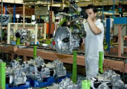 Un operario de la fábrica Renault de Sevilla participa en el montaje de la caja de cambios. EFE/Archivo