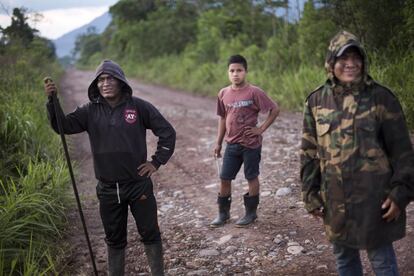 Los shuar usan sus lanzas en los controles que establecieron en varios puntos de sus territorios. No promueven la violencia, pero cuidan su territorio ante la posible entrada de los militares.  