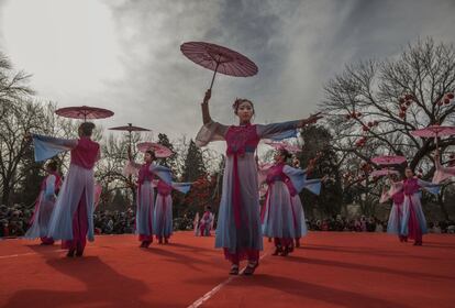 Bailarinas tradicionales actúan en el segundo día del Año Nuevo Chino en Pekín (China).