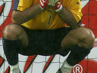 Buffon se lamenta tras saber, todavía sobre el césped, que Italia quedaba eliminada.