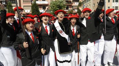 Integrantes del alarde mixto celebran hoy su participación en el desfile de Irún.