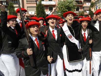 Integrantes del alarde mixto celebran hoy su participación en el desfile de Irún.