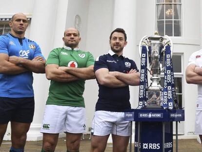 Los capitanes de Italia, Irlanda, Escocia, Inglaterra, Francia y Gales posan con el trofeo.