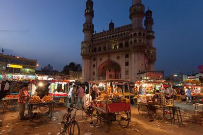 Mercado junto al Charminar, famoso monumento de Hyderabad (India).