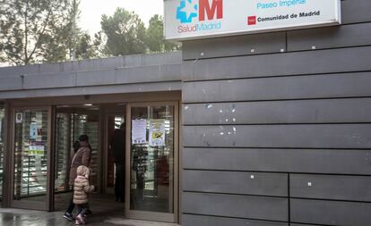 Una madre con su hija antes de entrar a consulta de Pediatría en un centro de salud de la Comunidad de Madrid.