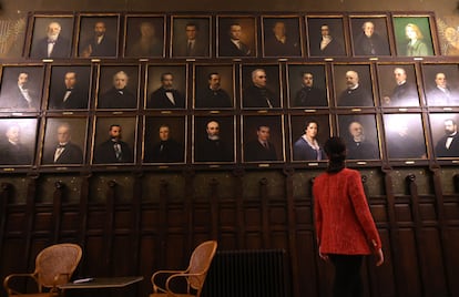 La galería de retratos del Ateneo. Arriba a la derecha el retrato de Carmen Laforet. 