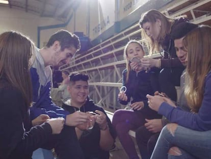 Adolescentes argentinos observan métodos anticonceptivos. 