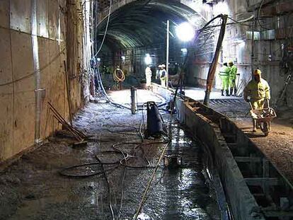 Aspecto del túnel de Ferrocarrils, ayer por la tarde.