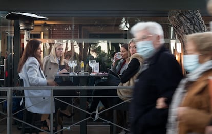 Ambiente en la Moraleja, este viernes, después del anuncio del confinamiento.