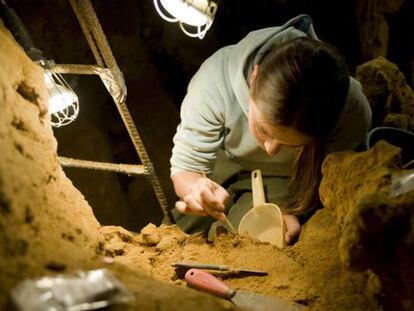 Una investigadora del CSIC, en la cueva del Sidr&oacute;n (Asturias). 