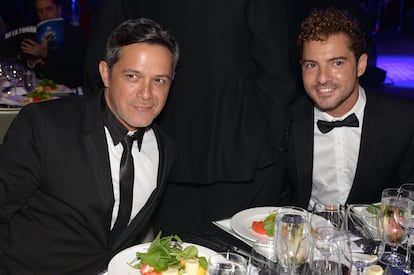 La amistad entre los cantantes Alejandro Sanz y David Bisbal no es algo nuevo ni se limita a los escenarios. Por eso, el artista almeriense y Elena Tablada quisieron contar con la especial colaboración de su compañero y amigo para bautizarlo como padrino de su pequeña Ella, que ya tiene 11 años. Sin embargo, los estragos del tiempo siempre hacen de las suyas y la amistad del intérprete de 'Corazón partío' con el de 'Ave María' dio un vuelco de 180º después de su ruptura con Tablada en 2011. Ella fue responsable de que afianzaran una bonita amistad durante años.