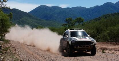 El piloto francés Stephane Peterhansel y el copiloto Jean Paul Cottret conduciendo su Mini durante el Rally Dakar 2014.