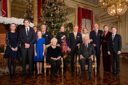 Sentados, Alberto II y Paola de Bélgica, rodeados de sus nietos, nueras e hijos: Lorenzo, detrás de su madre, a su izquierda, Astrid, y a su derecha el rey Felipe de Bélgica.