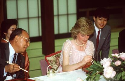Lady Di, jaleada por su uso de los palillos durante una visita oficial a Japón, el 9 de mayo de 1986. La princesa llevaba un vestido de Zandra Rhodes. |