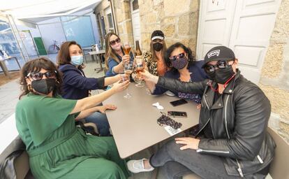 Mujeres brindan en una terraza del municipio de O Grove durante el primer fin de semana de apertura del cierre perimetral, el 2 de mayo.