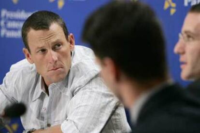 Armstrong, durante una conferencia de prensa en la que explicó los problemas de los supervivientes al cáncer.