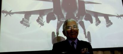 El comandante de la Fuerza Aérea Brasileña, Juniti Saito, anuncia la compra de los cazas suecos Gripen.
