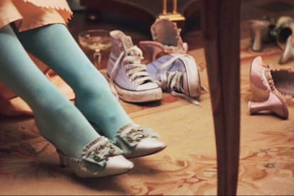 María Antonieta/ Marie Antoinette (Sofia Coppola, 2006)
	

	 

	Pese al espectacular vestuario de Milena Canonero, uno de los planos más comentados de la película fue ese frame subliminal de unas Converse junto a los zapatos de la época (diseñados por Manolo Blahnik). 