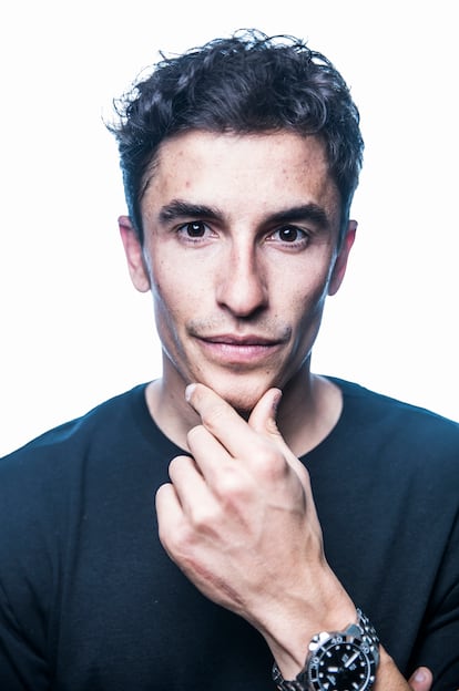Marc Márquez posa para la cámara antes de la entrevista.