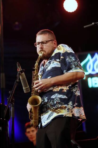 El saxofonista Ernesto Aurignac, del trío MAP, durante su concierto en Vitoria.