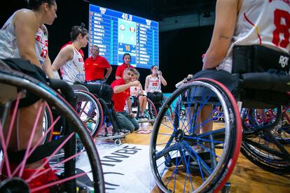 La selección española femenina de baloncesto en silla de ruedas quedó segunda de grupo, pero cayó ante Estados Unidos en cuartos de final.