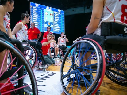 La selección española femenina de baloncesto en silla de ruedas quedó segunda de grupo, pero cayó ante Estados Unidos en cuartos de final.