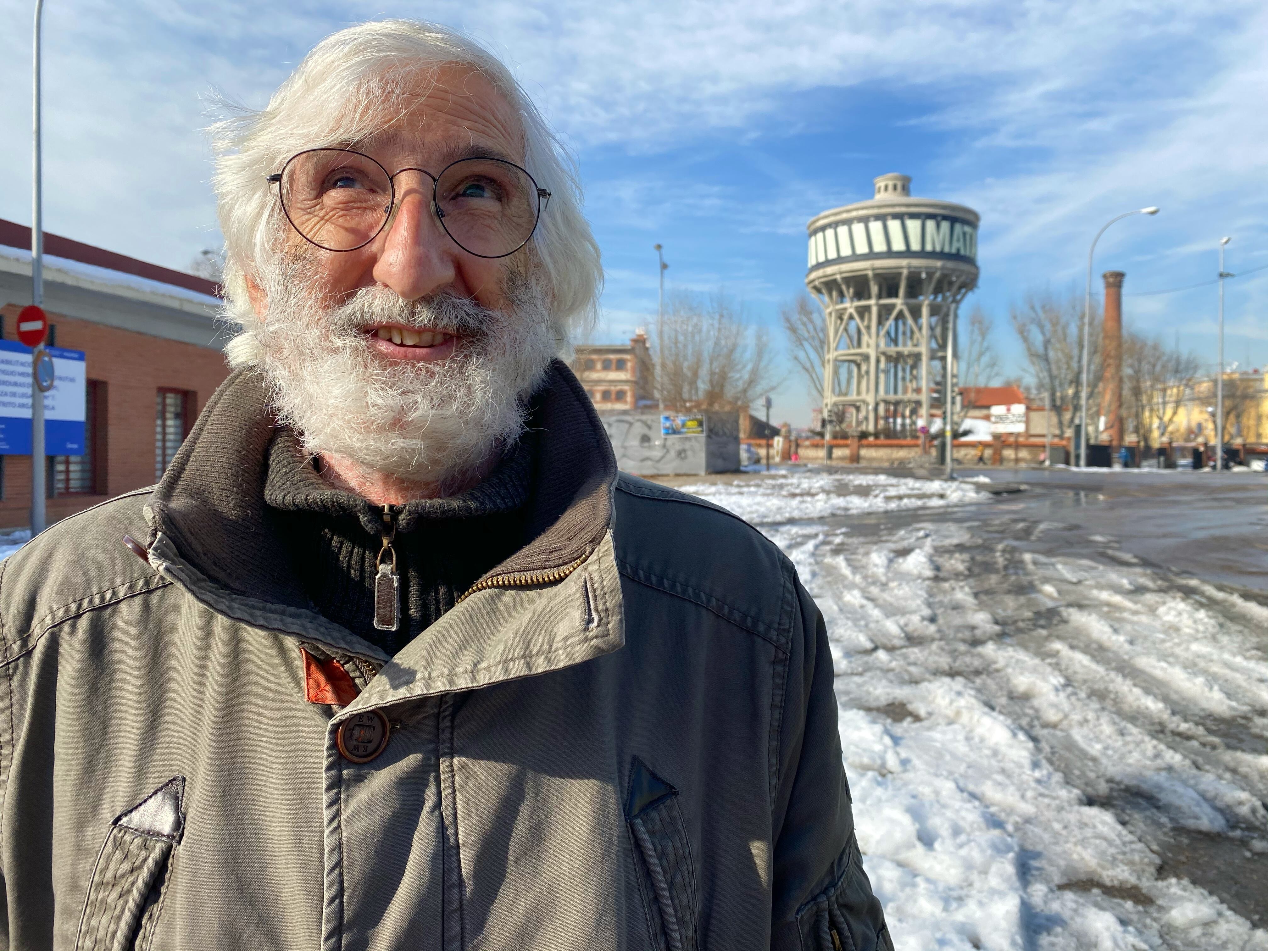 Jacinto Navlet, de 75 años, no se reconoce ante el espejo. “Cuando oigo hablar de mayores, pienso en mi madre”.