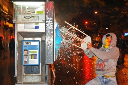 Los incidentes de la tercera noche tuvieron su epicentro en la calle de Sants.