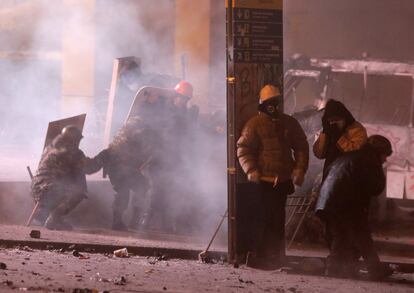 Enfrentamientos entre un grupo de manifestantes y agentes de la policía en el centro de Kiev (Ucrania), 19 de enero de 2014.