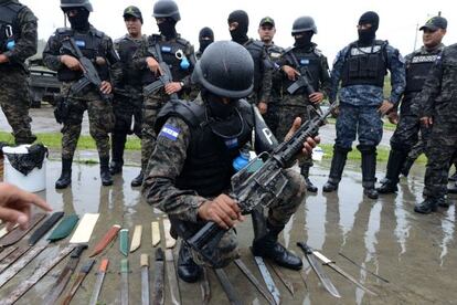 La policía militar de Honduras con un arsenal.