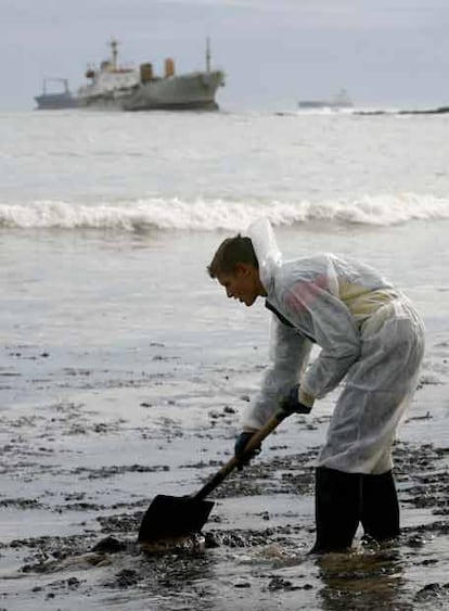 El vertido, según los ecologistas, ha afectado a las playa de Getares y del Chinarral. Los ecologistas han explicado que el fuerte olor provocado por este vertido ha causado malestar en los vecinos de las barriadas próximas a estas playas. Greenpeace ha denunciado que el vertido del carburante ha afectado a cuatro kilómetros de la costa algecireña.