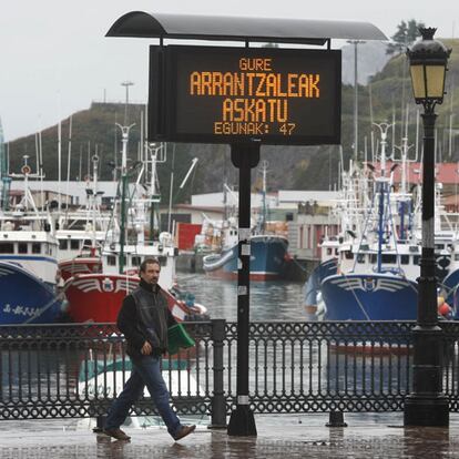 "Nuestros 'arrantzales', liberados", así sintetizaba la información el letrero electrónico que el Ayuntamiento de Bermeo tiene junto al puerto de la villa. El contador electrónico se había detenido en 'egunak: 47', 47 días.