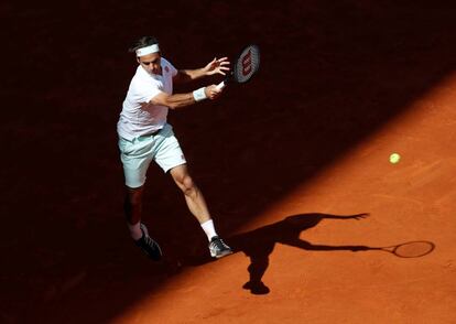 Federer golpea la pelota durante el partido contra Monfils.