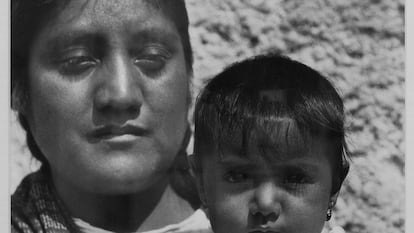 Retrato de la escritora Luz Jiménez y su hija (1926), por Tina Modotti, una de las fotografías de la exposición en el Museo Cerralbo.