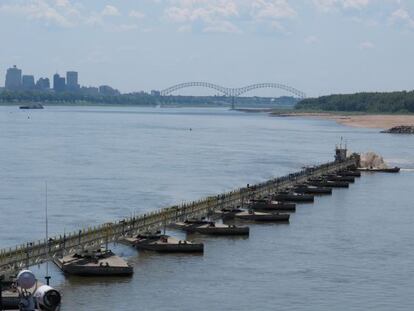 Una draga retira tierra del lecho fluvial cerca de Memphis. 