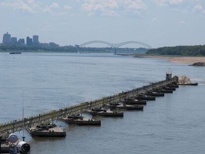 Una draga retira tierra del lecho fluvial cerca de Memphis.