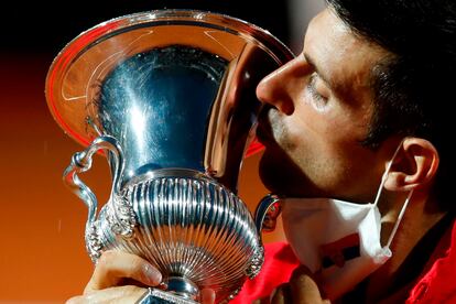 Djokovic besa el trofeo de campeón en Roma, este lunes en el Foro Itálico.