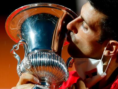 Djokovic besa el trofeo de campeón en Roma, este lunes en el Foro Itálico.