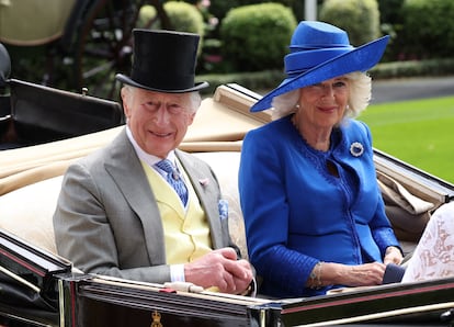 Como marca la tradición desde 1825, el Royal Ascot empieza con la procesión real, que este año han protagonizado de nuevo Carlos III y Camila. Como marca el protocolo, el rey ha lucido un sombrero de copa y la reina Camila un sombrero (a juego con su traje). Este 2024, en su carruaje, han ido acompañados por los duques de Wellington. 