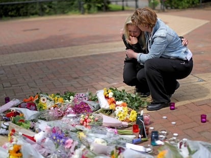 Dues dones deixen flors a Tarleton, on vivia una de les víctimes mortals de l'atemptat de Manchester, aquest dimecres.