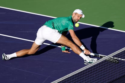 Djokovic volea durante el partido contra Van de Zandschulp.