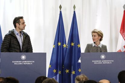 La presidenta de la Comisión Europea, Ursula von der Leyen, junto al primer ministro griego, Kyriakos Mitsotakis, el pasado martes.